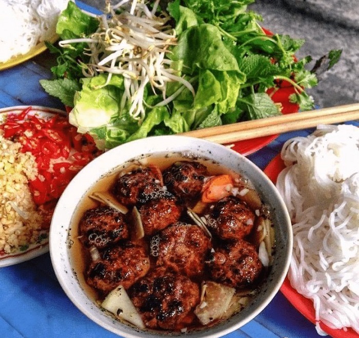 Thưởng thức bún chả Hà Nội