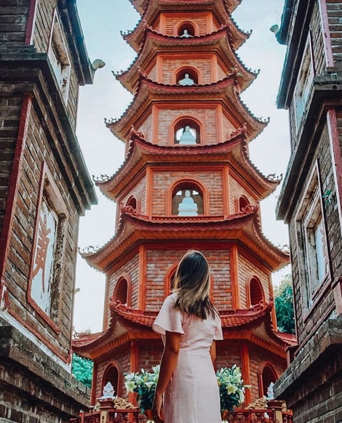 Viếng thăm chùa Trấn Quốc trong tuyến tour Hà Nội Sapa 4N3Đ