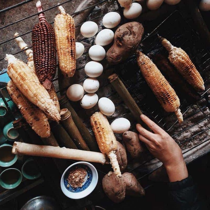 Cơm lam, bắp nướng và trứng nướng Sapa