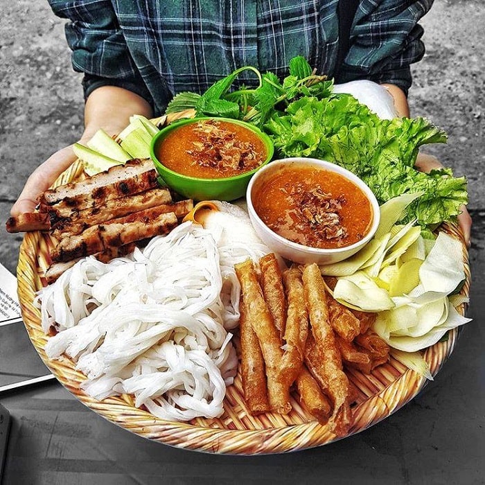 Thưởng thức nem nướng Đà Lạt