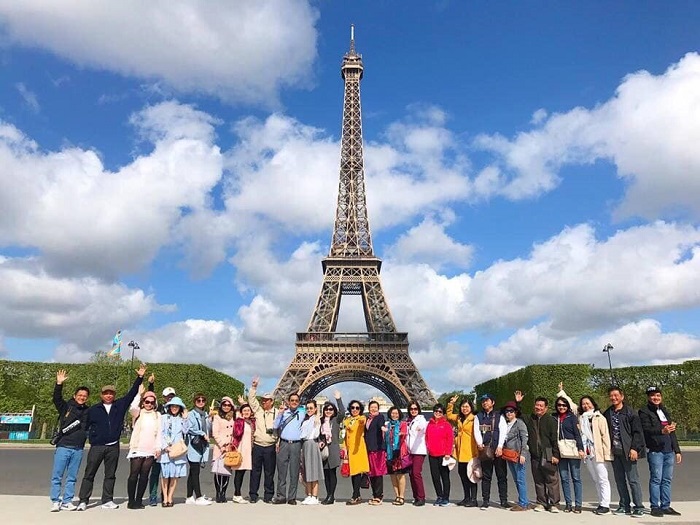 Khách chụp ảnh lưu niệm ở tháp Eiffel 