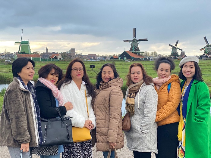 Khách chụp ảnh lưu niệm ở Hà Lan, đất nước của cối xay gió