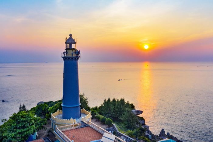 Ngọn hải đăng hơn 100 tuổi ở đảo Hòn Dấu