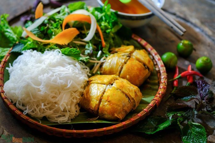 Thưởng thức nem cua bể nức tiếng ở Hải Phòng