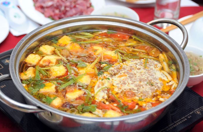 Món lẩu cua đồng thơm ngon thu hút mọi du khách tới thành phố cảng