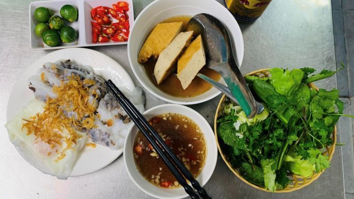 Ăn bánh cuốn ruốc là trải nghiệm khó quên khi du lịch Hải Phòng