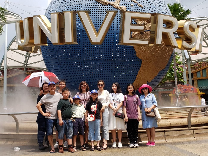 Đoàn khách chụp ảnh lưu niệm ở đảo Sentosa