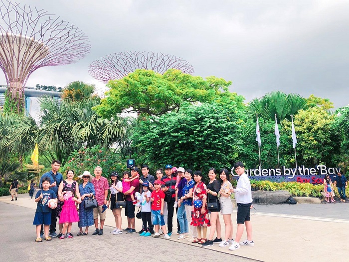 Khách chụp ảnh lưu niệm ở Garden By The Bay