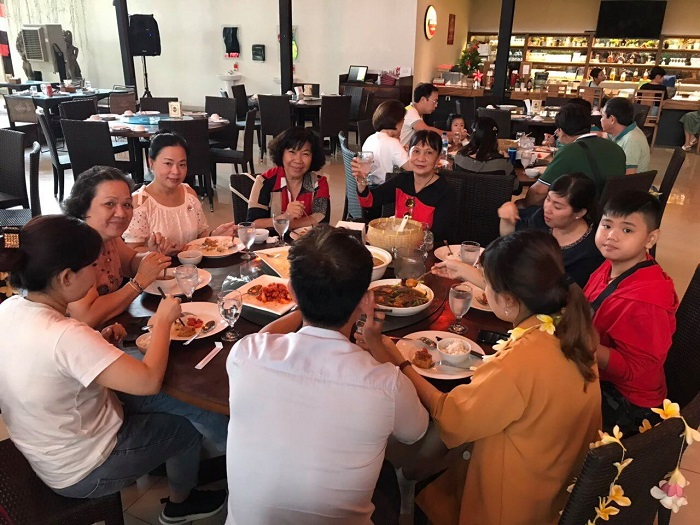 Khách thưởng thức ẩm thực 