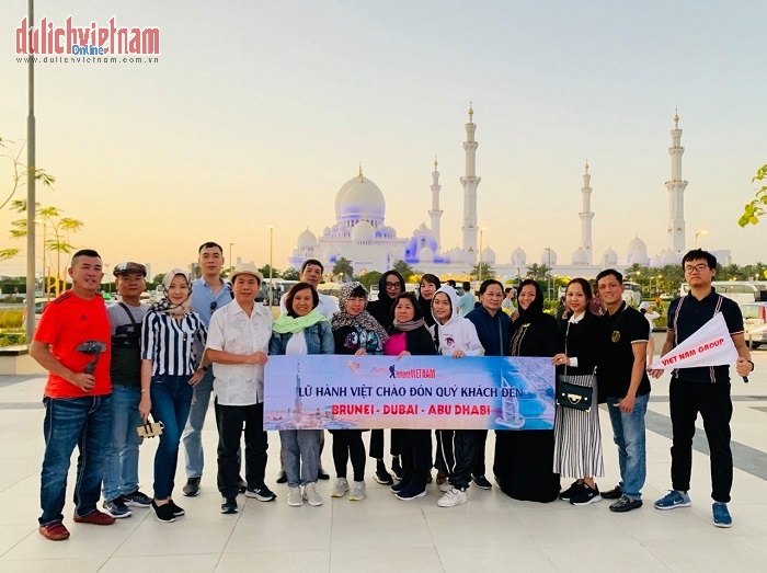 Khách chụp ảnh lưu niệm thánh đường Sheikh Zayed
