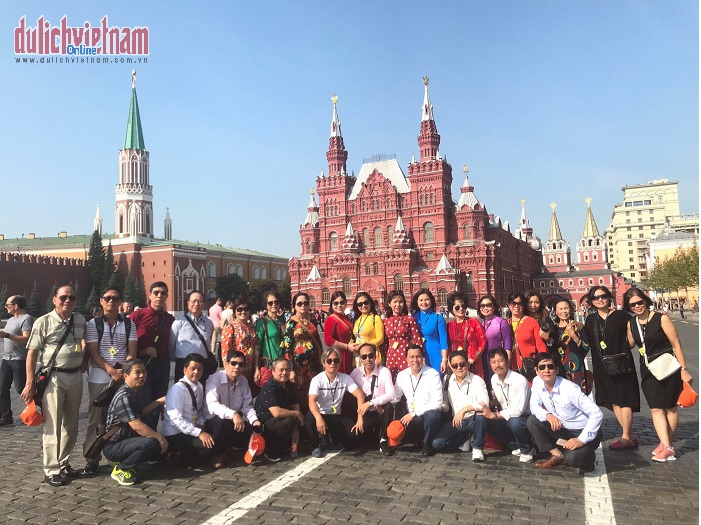 Khách chụp ảnh lưu niệm ở Quảng trường đỏ