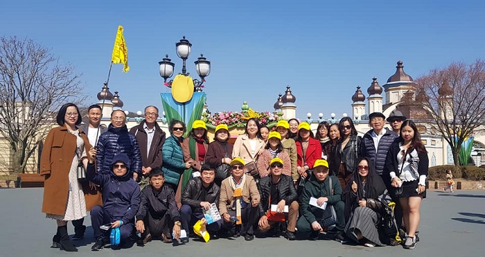 Khách chụp ảnh lưu niệm ở Công viên Everland