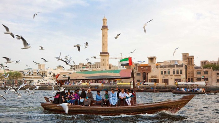 Qua kênh Dubai bằng thuyền gỗ truyền thống