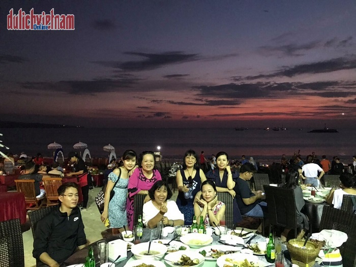 Đoàn dùng bữa tối tại nhà hàng bãi biển Jimbaran