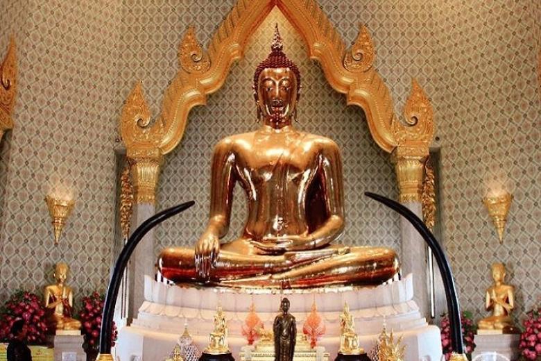 Bên trong chùa Wat Traimit