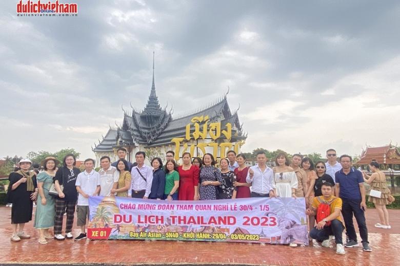 Khách chụp ảnh lưu niệm trong tour Thái Lan