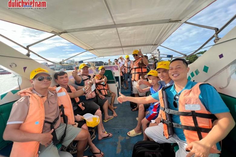 Khách di chuyển ra đảo Coral