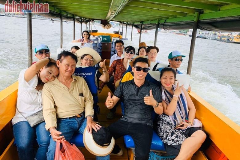 Khách đi dạo thuyền sông Chaophraya huyền thoại