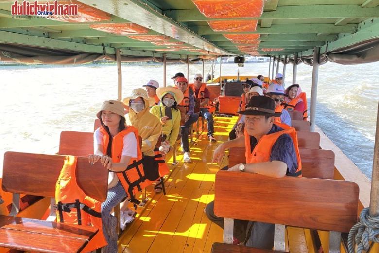 Khách đi dạo thuyền sông Chaophraya huyền thoại