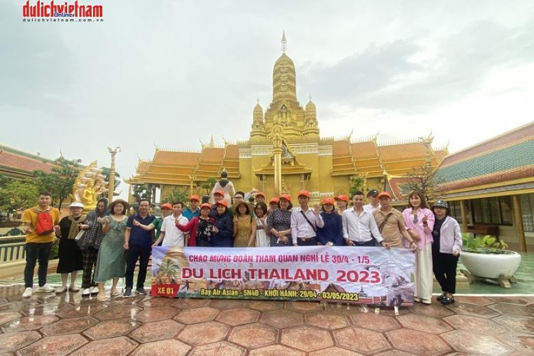 Khách chụp ảnh lưu niệm trong tour Thái Lan