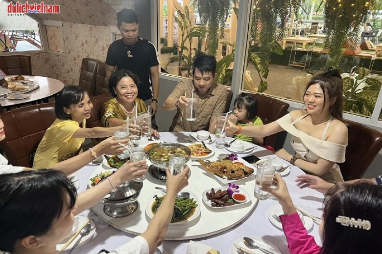 Khách dùng bữa