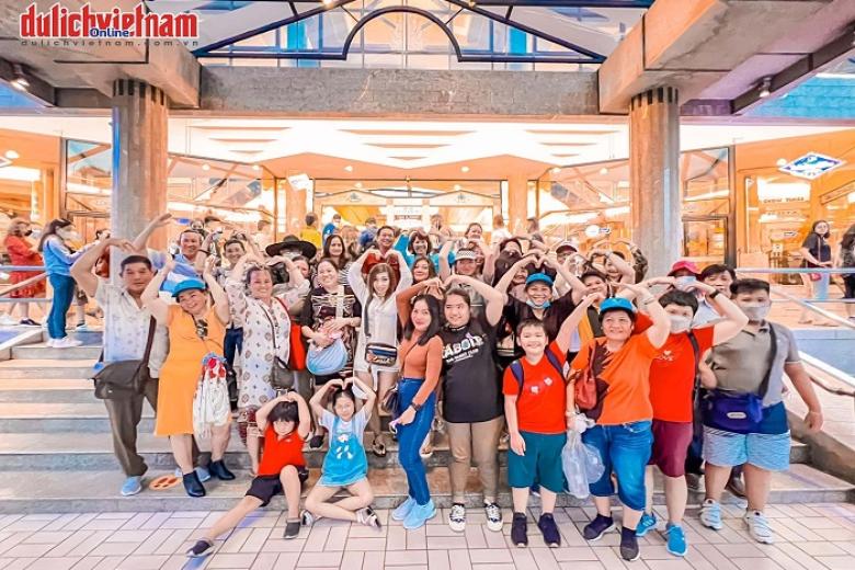 Khách chụp ảnh lưu niệm ở tour Thái Lan