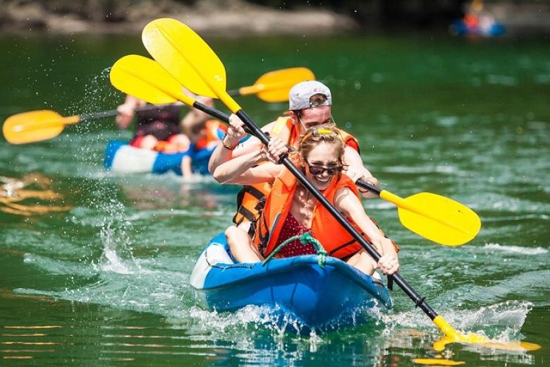 Chèo thuyền kayak ở vịnh Hạ Long