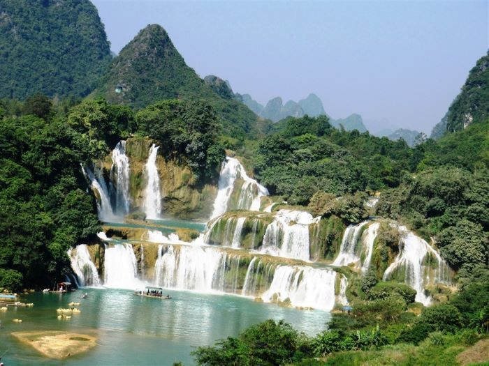 Khung cảnh hùng vĩ của Thác Chín Tầng