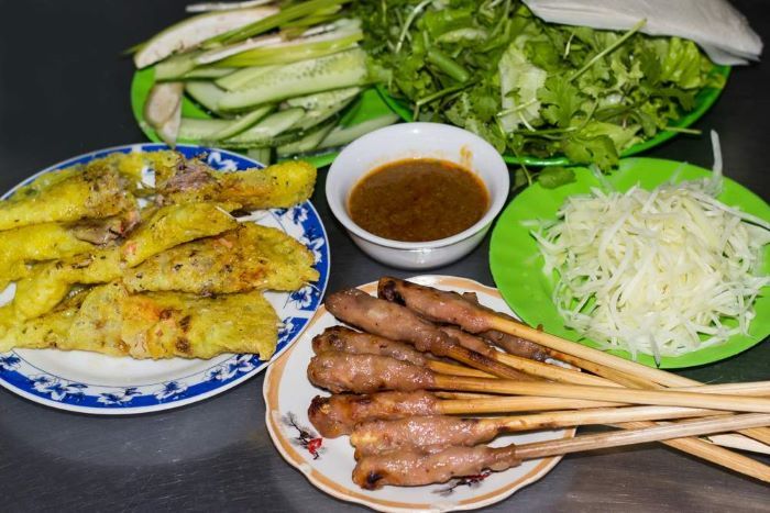 Bánh xèo nem lụi là đặc sản đường phố rất hút khách tại Đà Nẵng