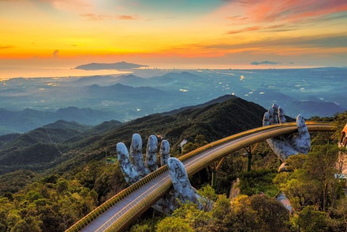 Cầu Vàng là điểm du lịch không thể bỏ qua khi đến Bà Nà Hills