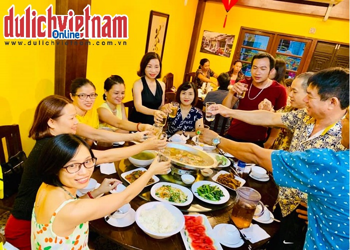 Đoàn thưởng thức bữa ăn theo chương trình