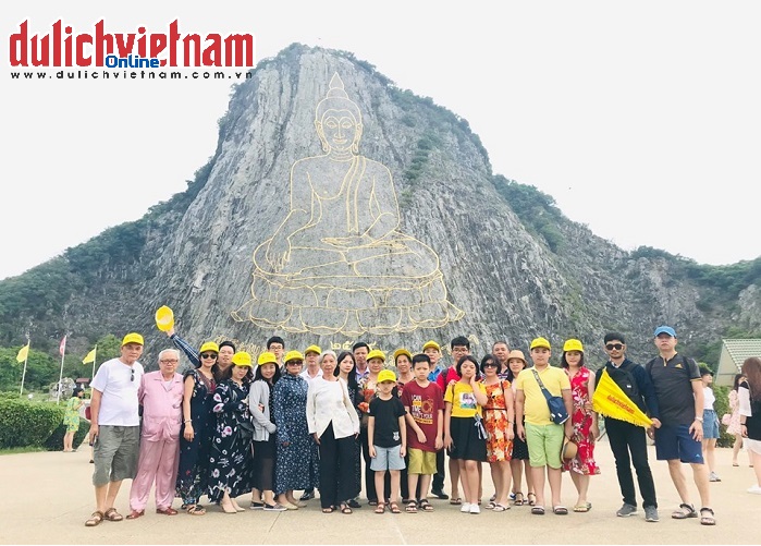 Đoàn du khách viếng thăm Núi Phật Vàng (Khao Chee Chan)