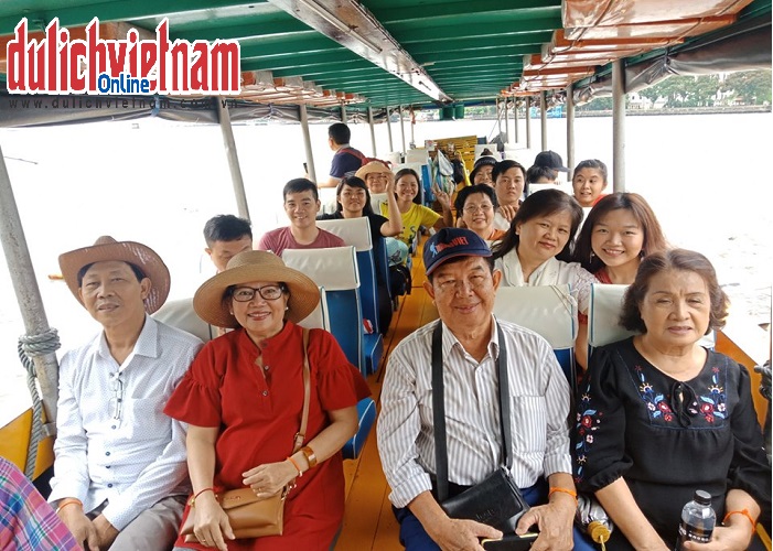 Đoàn du khách đi dọc dòng sông Huyền Thoại
