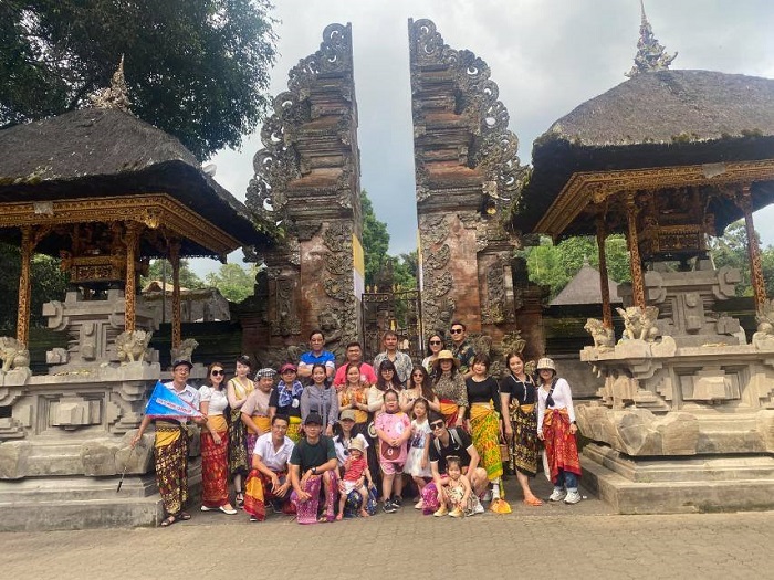 Khách chụp ảnh lưu niệm ở cung điện Ubud