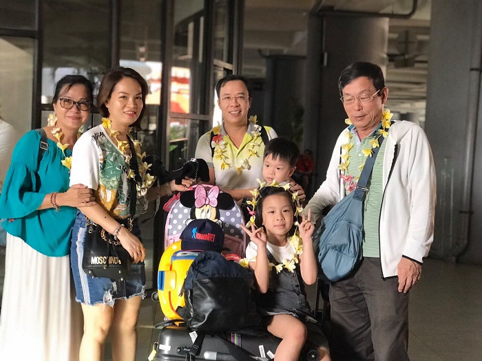 Khách chụp ảnh lưu niệm ở sân bay Bali