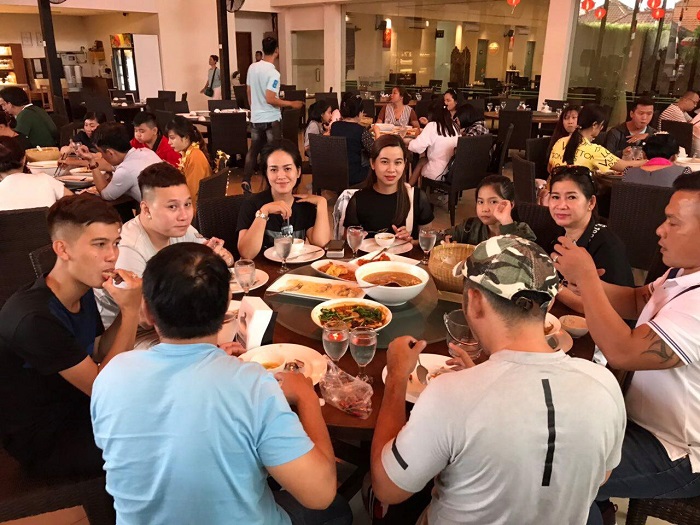 Khách dùng bữa