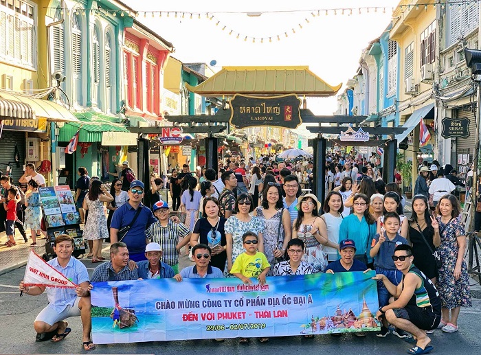 Khách chụp ảnh tại phố cổ Phuket
