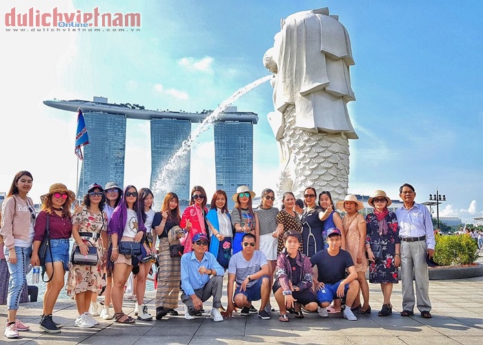 Đoàn du khách đến với công viên sư tử biển Merlion Park