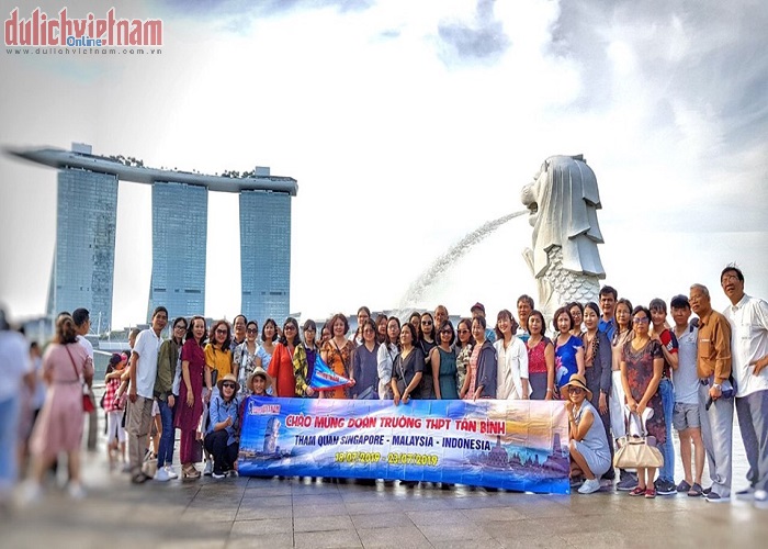 Đoàn du khách đến tham quan Garden By The Bay
