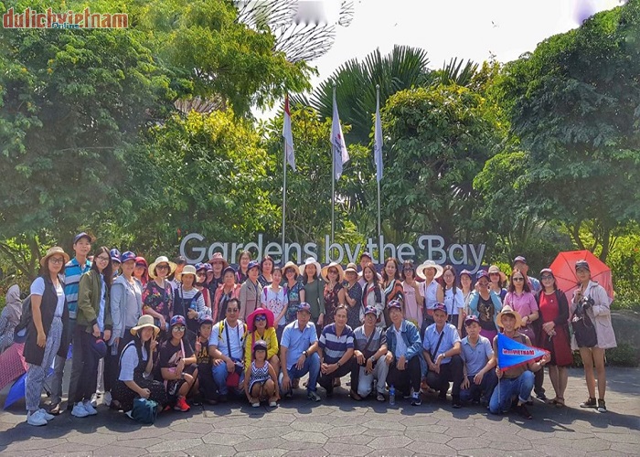 Đoàn du khách đến tham quan  Bay South Garden 