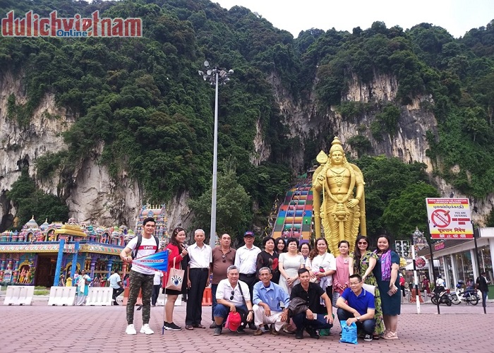 Đoàn du khách đến tham quan động Batu