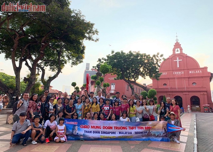 Đoàn du khách đến thành phố cổ Malacca: