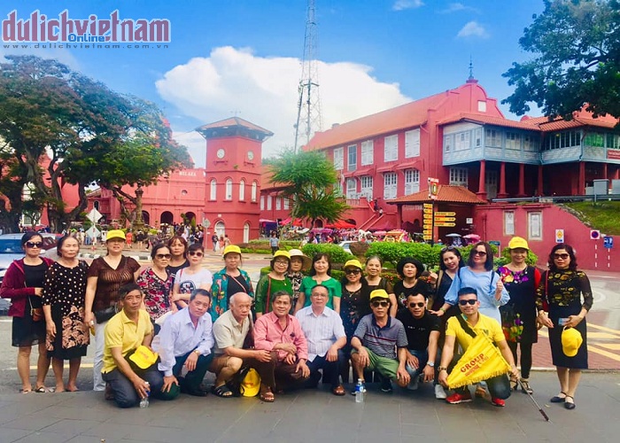 Đoàn du khách đến tham quan thành phố cổ Malacca