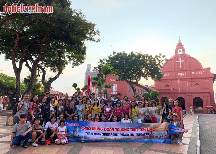 Đoàn du khách đến tham quan Quảng trường Hà Lan