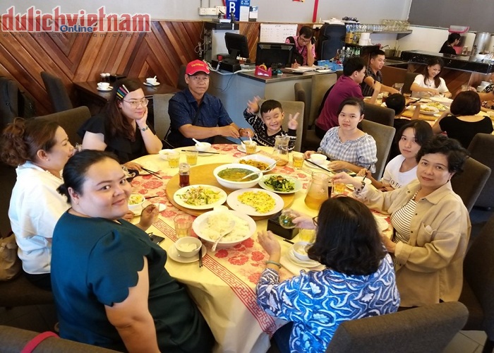 Đoàn du khách dùng bữa trong hành trình tour du lịch Singapore - Malaysia