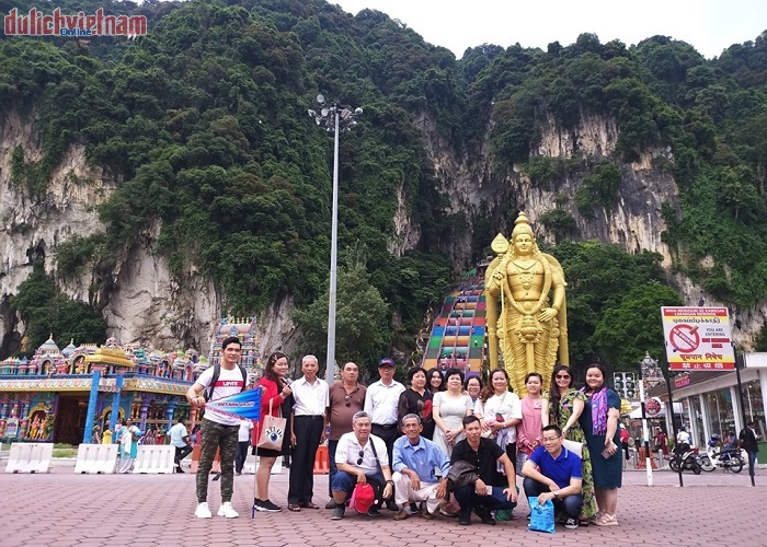 Đoàn du khách đến tham quan Động Batu