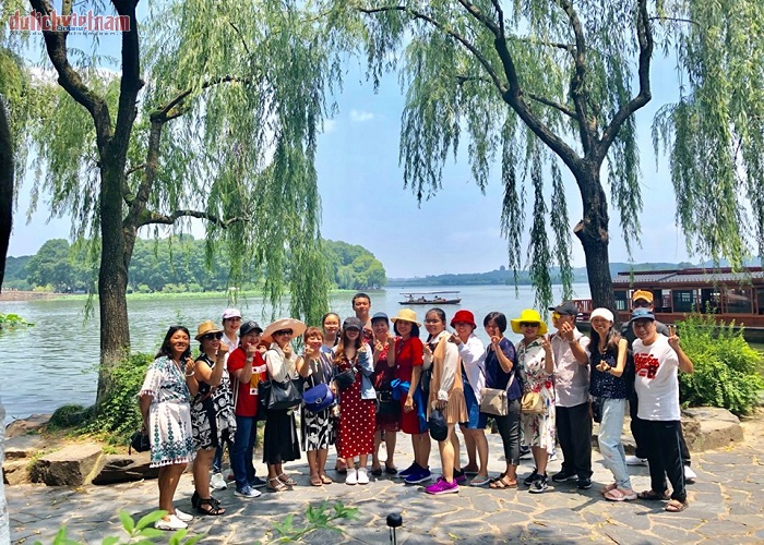 Đoàn du khách chụp ảnh lưu lại kỷ niệm đẹp trong hành trình tour du lịch Bắc Kinh - Thượng Hải