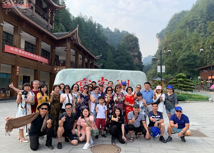 Đoàn du khách chụp ảnh tại địa điểm tham quan trong hành trình du lịch Trung Quốc