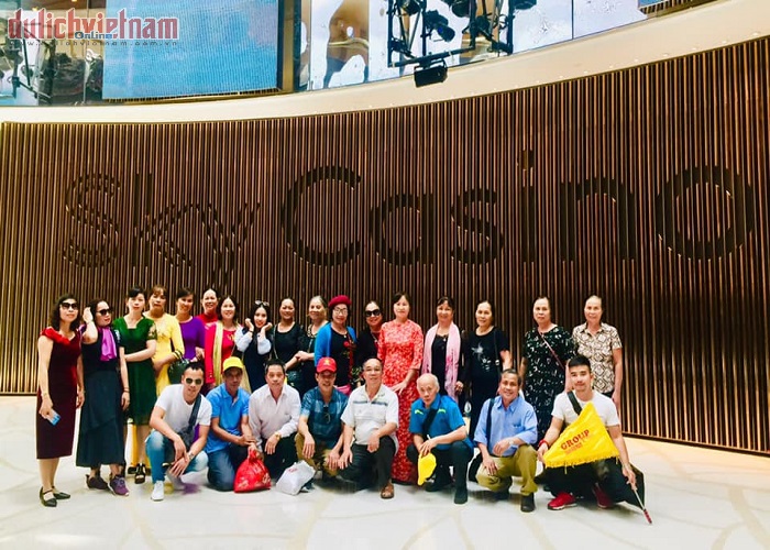 Đoàn tham quan và thử vận may tại Sky Casino 
