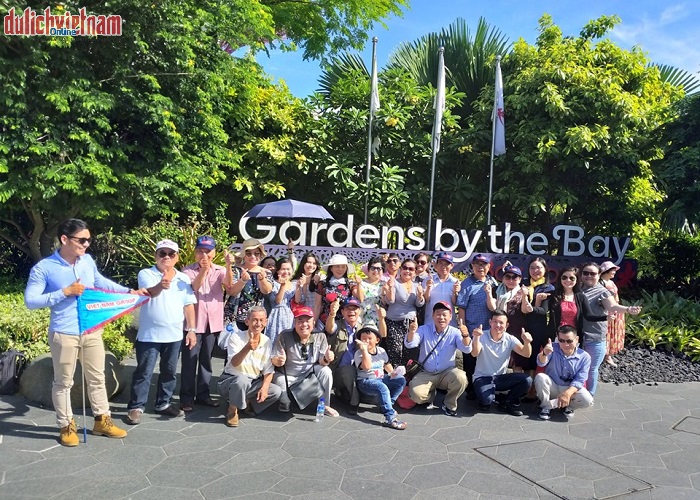 Đoàn du khách đến tham quan Gardens by the Bay